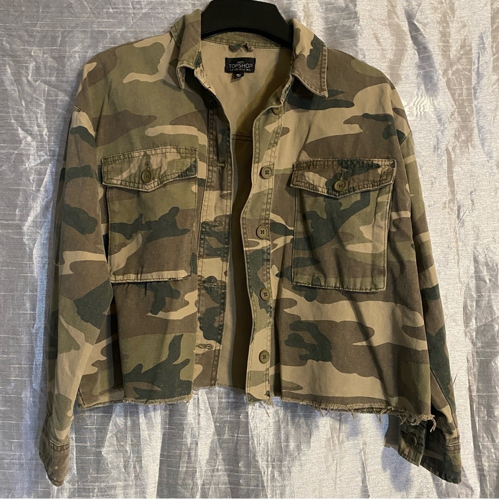 Topshop camo jacket petite SZ 4-6, GUC, unlined, 2 pocket loose fit women’s